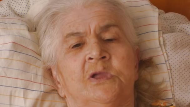 Büyükanne yüzünde gülümseme — Stok video