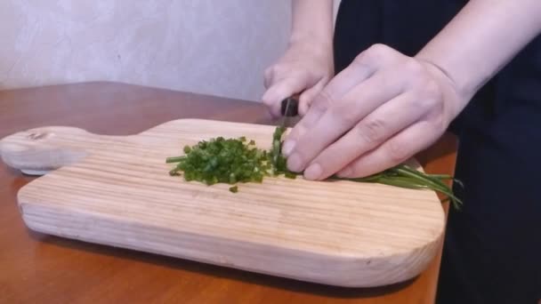 Мелко нарезанный зеленый лук — стоковое видео