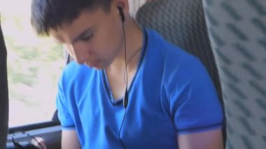 Adam otobüse biniyor