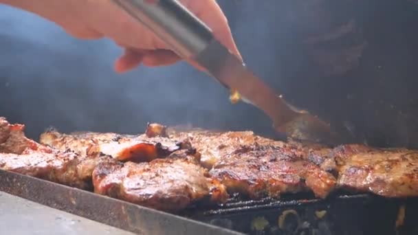 Pezzi di carne alla griglia — Video Stock