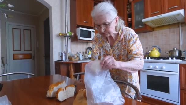 Oma in der Küche — Stockvideo