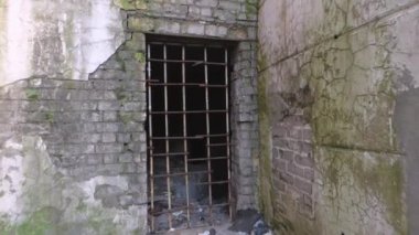 terk edilmiş binada