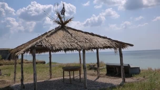 Gazebo d'été avec un toit de chaume 