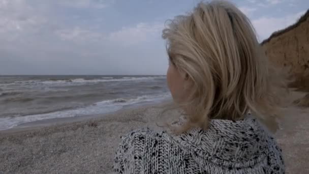 Mujer de pie en la orilla del mar — Vídeo de stock