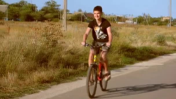 Hombre joven en bicicleta — Vídeos de Stock