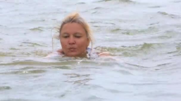 Mujer en el mar caliente — Vídeo de stock