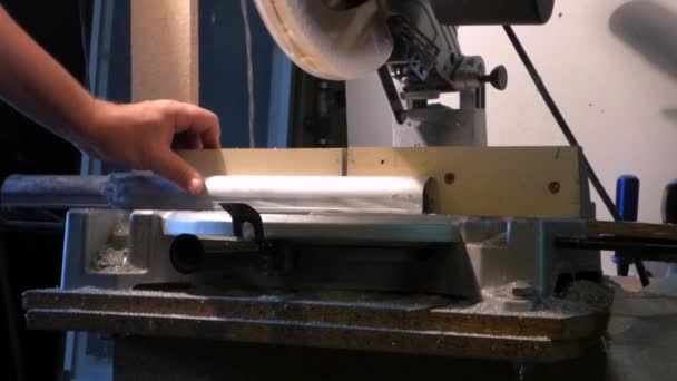 Sågning av aluminiumprofiler — Stockvideo