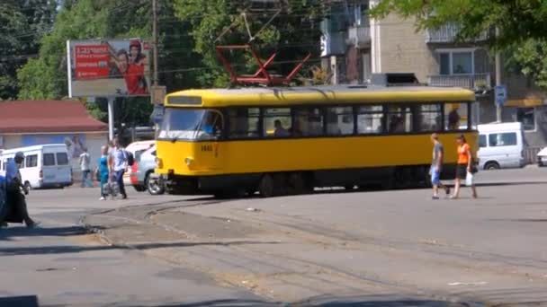 第聂伯彼得罗夫斯克。乌克兰。奥古斯都 01，2015年: 黄色电车 — 图库视频影像