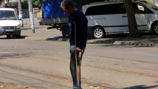 Dnepropetrowsk. Ukrainisch. 01.08.2015: Behinderte mit einem Bein auf Krücken — Stockvideo