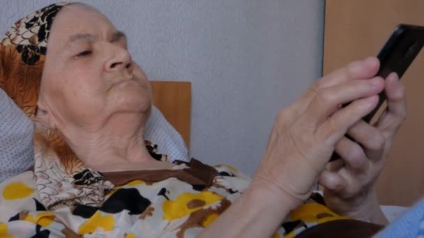 Mormor prata i telefon — Stockvideo