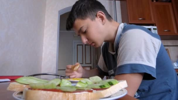 Junger Mann beim Essen — Stockvideo