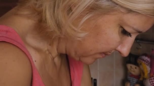 Женщина режет грибы — стоковое видео