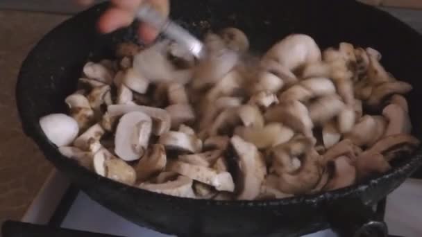 In der Pfanne gebratene Champignons — Stockvideo