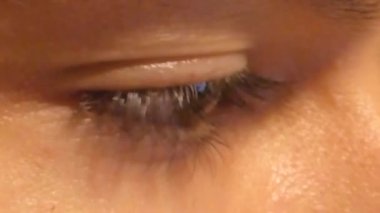 kadın gözünü kapat