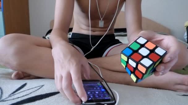 Van de vergadering van Rubik kubus — Stockvideo