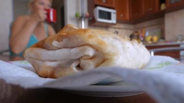 Kahve içen kadın
