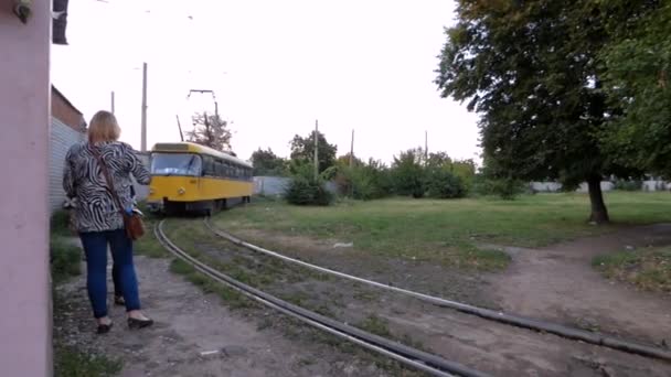 Tranvía amarillo y dos chicas — Vídeo de stock