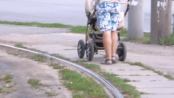 Ένα παιδί σε μια αναπηρική καρέκλα — Αρχείο Βίντεο