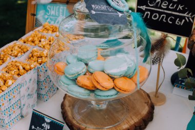 Boho tarzında çocuk tatili yapmak. Hint çadırı ile Hint tarzı güzel ve parlak çocuk doğum günü partisi