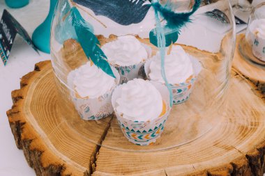 Boho tarzında çocuk tatili yapmak. Hint çadırı ile Hint tarzı güzel ve parlak çocuk doğum günü partisi