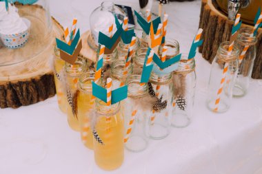 Boho tarzında çocuk tatili yapmak. Hint çadırı ile Hint tarzı güzel ve parlak çocuk doğum günü partisi