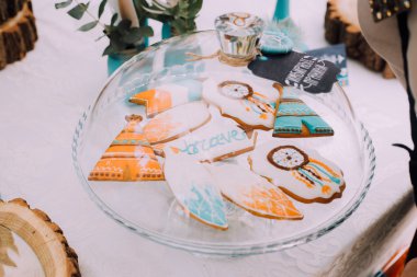 Boho tarzında çocuk tatili yapmak. Hint çadırı ile Hint tarzı güzel ve parlak çocuk doğum günü partisi