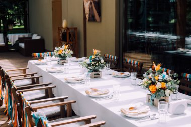 Boho tarzında çocuk tatili yapmak. Hint çadırı ile Hint tarzı güzel ve parlak çocuk doğum günü partisi