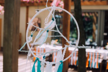 Boho tarzında çocuk tatili yapmak. Hint çadırı ile Hint tarzı güzel ve parlak çocuk doğum günü partisi