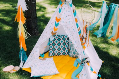 Boho tarzında çocuk tatili yapmak. Hint çadırı ile Hint tarzı güzel ve parlak çocuk doğum günü partisi