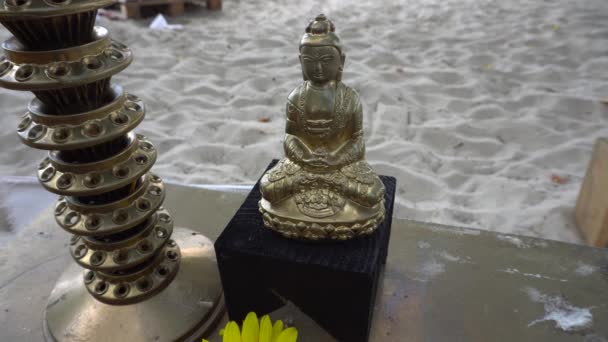 Estatua de Shakyamuni Buda con ofrendas de flores. Murti Buddha yoga — Vídeos de Stock