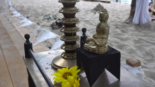 Estatua de Shakyamuni Buda con ofrendas de flores. Murti Buddha yoga — Vídeos de Stock