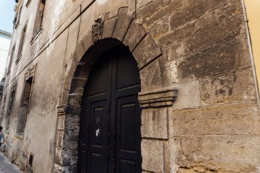 Sokaklarında eski şehri Lviv, Lviv vintage taş sokaklarında yürüyüş