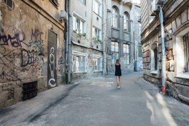 Sokaklarında eski şehri Lviv, Lviv vintage taş sokaklarında yürüyüş