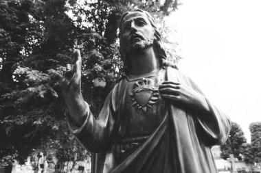 Katolik heykelinin mezarlığı, sığ odak Gotik tarzda.