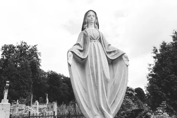 Catholic statue in the Gothic style in the cemetery, Shallow focus. — Stock Photo, Image