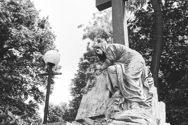 Estatua católica de estilo gótico en el cementerio, enfoque poco profundo . —  Fotos de Stock