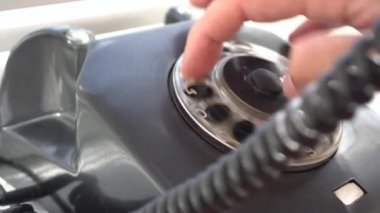 eski bir vintage telefon ile bir disk üzerinde bir telefon numarasını çevirmek. Eylem döner telefon