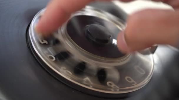 Ringa ett telefonnummer på en gammal vintage telefon med en disk. Rotary telefon i aktion — Stockvideo