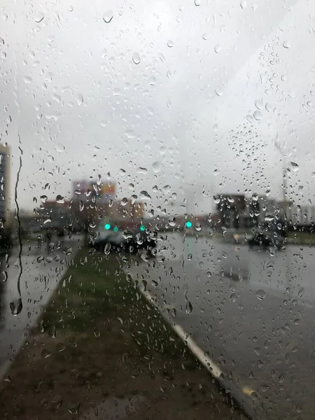 Regentropfen Auf Glas Stadtlandschaft Einem Grauen Düsteren Tag — Stockfoto