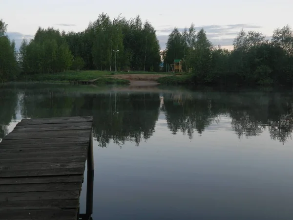 Nebliges Dock Flussufer — Stockfoto