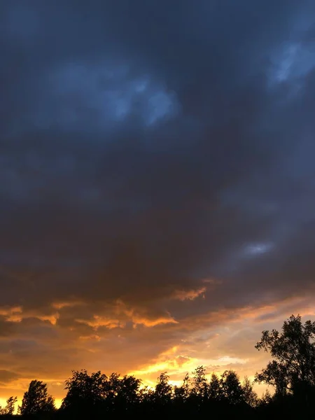 Feuriger Sonnenuntergang Schöne Magische Wolken — Stockfoto