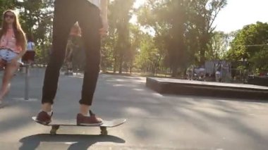 Genç adam ağır çekim skatepark kaykay