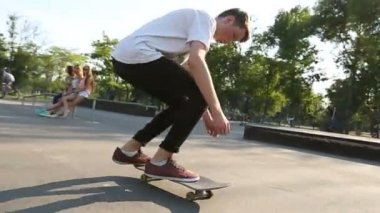 Genç adam kaykay ve atlar skatepark yavaş hareket