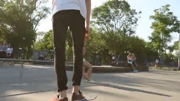 Νεαρός άντρας κάνει σκέιτ μπορντ στο skatepark ακολουθία αργή κίνηση — Αρχείο Βίντεο