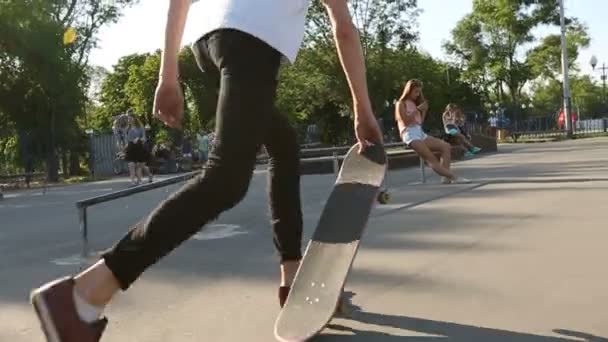 Giovane ragazzo skateboard allo skatepark Slow Motion — Video Stock