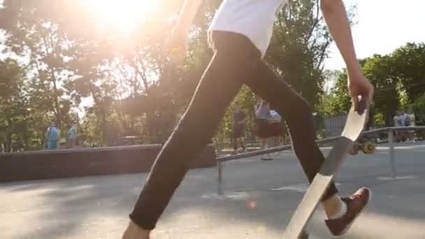 Młody facet skateboarding w skateparku w zwolnionym tempie — Wideo stockowe