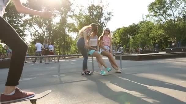 Молодой парень катается на скейте и прыгает в скейтпарк Slow Motion — стоковое видео