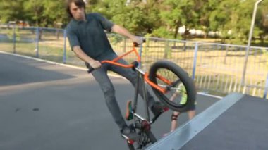Skatepark içinde sürme sırasında çeşitli hileci BMX sürücüsü yok