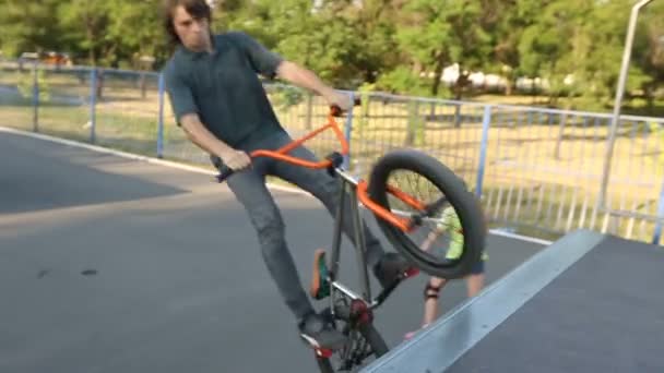 Bmx rider macht verschiedene Tricks beim Fahren im Skatepark — Stockvideo