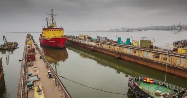 Большой плавучий док поднимается над поверхностью воды для ремонта — стоковое видео